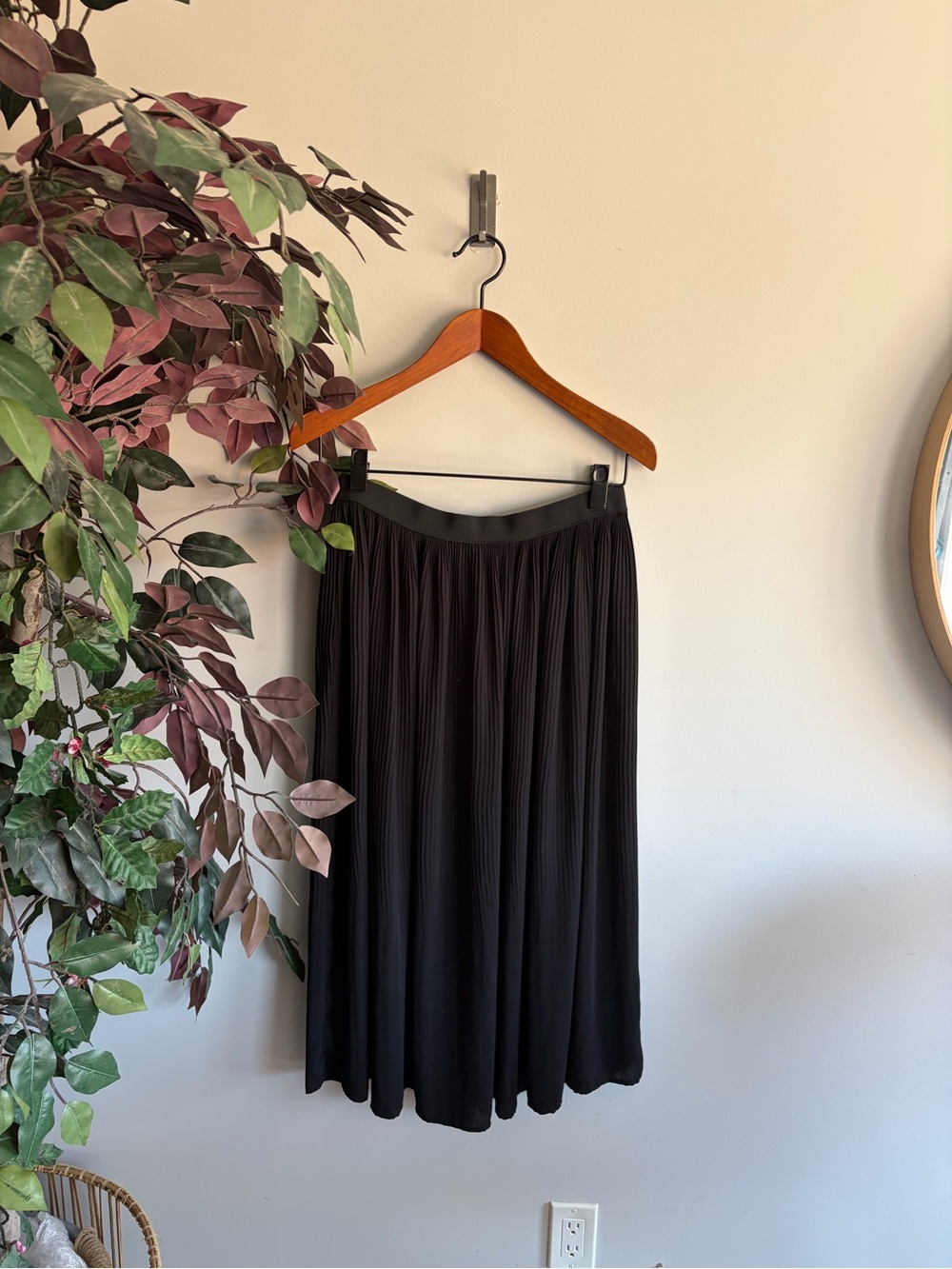 Adrianne papel Black Pleated Midi Skirt